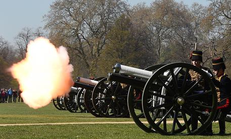 I Royal guns salutano l'89mo compleanno della Regina Elisabetta II © EPA