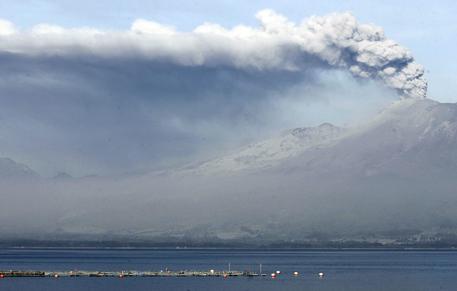 L'eruzione del vulcano Calbuco in Cile © EPA