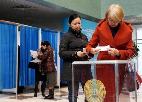 Kazakhs begin voting in Presidential elections © EPA