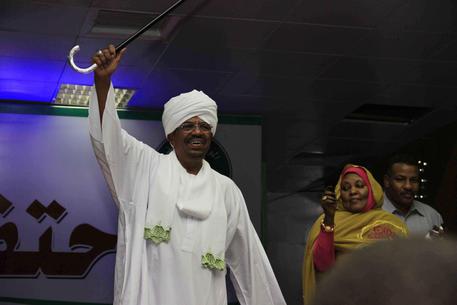 Il presidente sudanese Omar al-Bashir rivince le elezioni con il 94% © EPA
