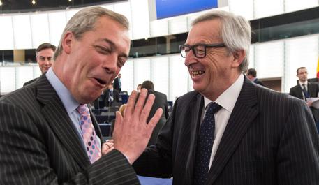 Juncker e Farage a Strasburgo © EPA