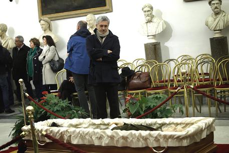 Massimo D'Alema alla camera ardente in Campidoglio © ANSA