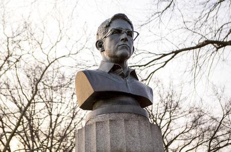 A New York compare una statua di Edward Snowden © AP