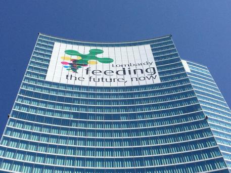 Expo: su grattacielo Regione mega-scritta slogan 'Lombardy' © ANSA