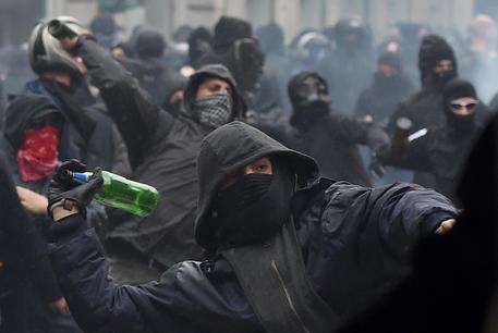 Clashes during a protest against the Expo 2015 fair in Milan (foto: ANSA)