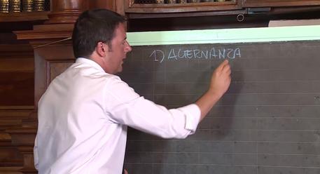 Renzi spiega riforma con lavagna e gessetto (archivio) © ANSA
