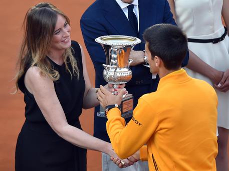 Maria Elena Boschi premia Novak Djokovic dopo la vittoria nella finale maschile del torneo © ANSA