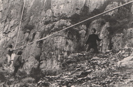 Scalatori di Ulassai portano nel 1981 il nasto celeste di Maria Lai in cima alla montagna per la sua opera 