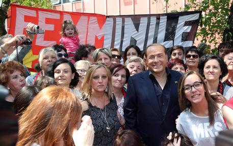 Silvio Berlusconi durante la visita al Milan Club femminile Stella a Saronno © ANSA