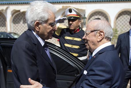 Sergio Mattarella ricevuto dal presidente della Repubblica tunisina Beji Caid Essebsi © ANSA