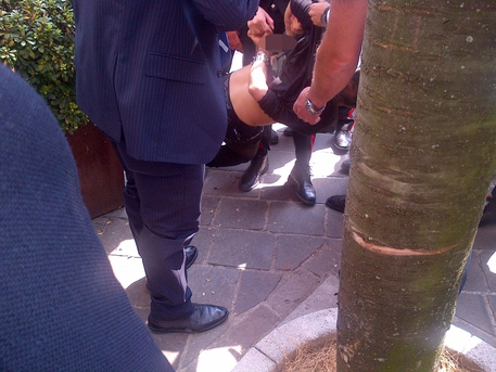 L'uomo bloccato dalle forze dell'ordine a Saronno, dove era in corso un comizio di Silvio Berlusconi © ANSA