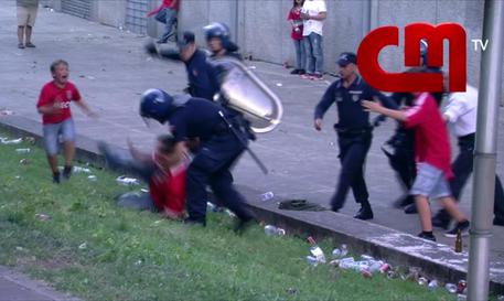 Tifoso pestato dalla polizia davanti al figlio © AP