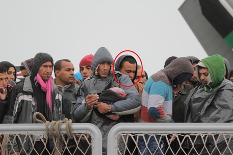 Il giovane marocchino  Abdelmajid Touil (cerchiato al centro) ripreso dall'ANSA tra i migranti a Porto Empedocle il 17 febbraio 2015. Foto di Pasquale Claudio Montana Lampo © ANSA