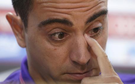 Xavi Hernandez si asciuga le lacrime durante la conferenza stampa al centro sportivo Joan Gamper a San Joan Despi in cui ha annunciato il suo addio come giocatore al Barcellona dopo 17 stagioni © AP