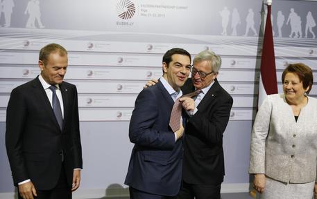 Grecia: siparietto Tsipras-Juncker a Riga © AP