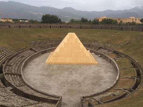 Pompei, mostra calchi foto piramide © ANSA