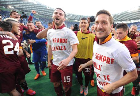 Sfottò di Totti e Florenzi che celebrano la conquista del derby Lazio Roma, vinto contro i biancocelesti per 2-1 © ANSA