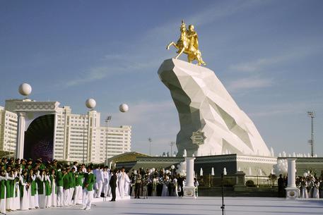 Turkmenistan: inaugurata statua dorata del presidente © AP