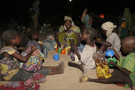 Ragazze e bambini nigeriani liberati dall'esercito © AP
