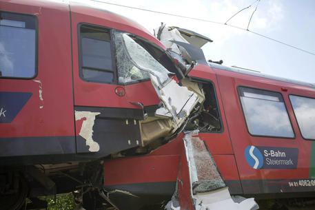 Scontro treni in Austria: un morto e molti feriti © EPA