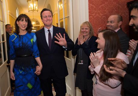 David Cameron con il suo staff a  Downing Street © AP