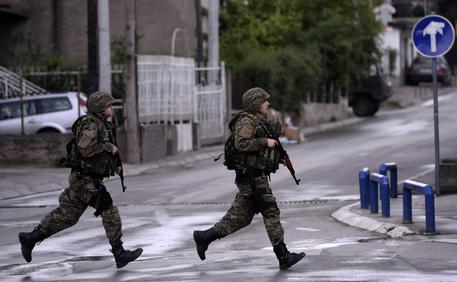 La polizia macedone impegnata contro l'attacco di un gruppo armato, definito 