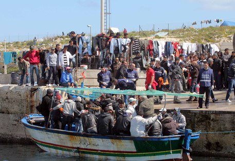 L'arrivo di un barcone con 57 immigrati all'isola di Lampedusa in una foto di archivio © ANSA 