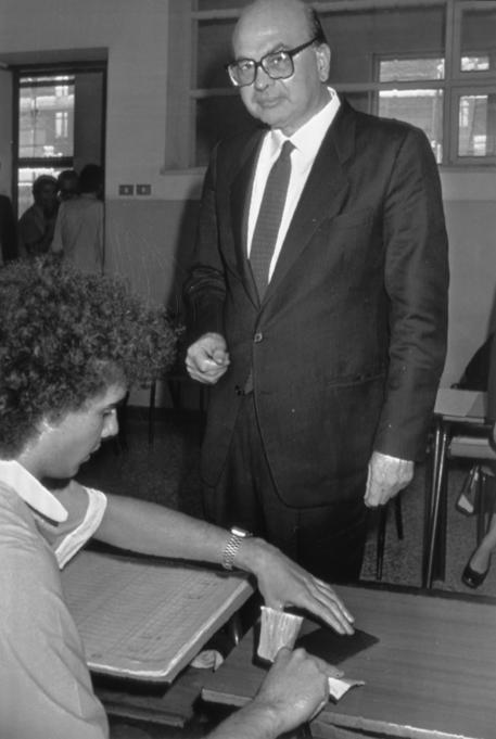 Giugno 1985, referendum sulla scala mobile: Bettino Craxi al suo arrivo al seggio elettorale © ANSA 