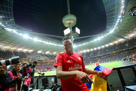 Carlos Bacca esulta dopo aver segnato il gol del 3-2 per il Siviglia nella finale di Europa League Siviglia-Dnipro a Varsavia il 27 maggio 2015 © EPA