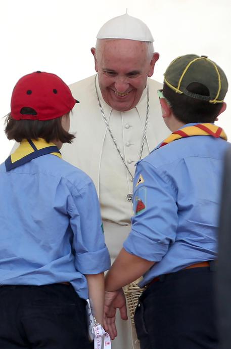 Il Papa con due bimbi scout © ANSA