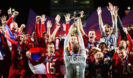 I giocatori della Serbia esultano al termine della finale del mondiale under 20 di calcio in cui hanno battuto il Brasile per 2-1 © EPA