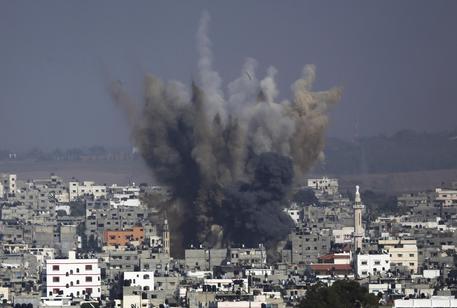 Un raid aereo su Gaza © AP