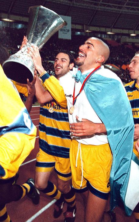 Il centrocampista argentino Sebastian Veron esulta con la Coppa Uefa 1999 vinta dal Parma nella finale giocata a Mosca il 12 maggio 1999 e vinta contro l'Olympique Marsiglia per 3-0 © ANSA 