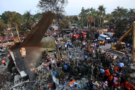 Indonesia: C-130 precipitato,113 morti © EPA