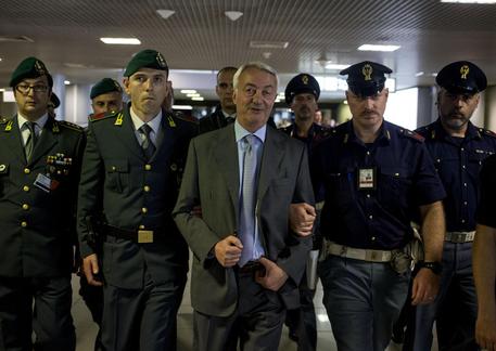 Fabio Riva, figlio dell'ex patron dell'Ilva di Taranto, Emilio, viene prelevato da polizia e guardia di finanza all'aeroporto di Fiumicino © ANSA