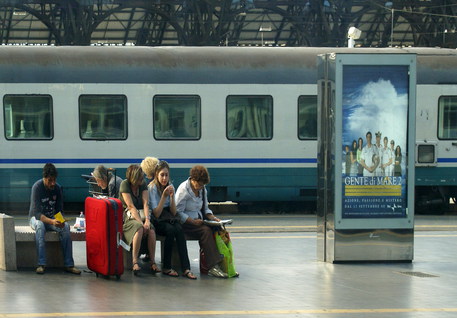 Gente alla stazione in attesa di partire © Ansa