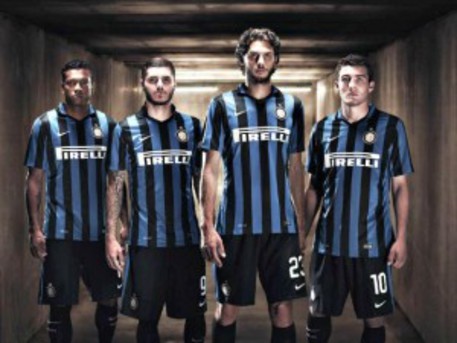 Le nuove maglie dell'Inter per la stagione 2015-2016, ritorno all'antico con le strisce nerazzurre verticali. I 'modelli' sono Guarin, Icardi, Ranocchia e Kovacic (da sinistra) © Ansa
