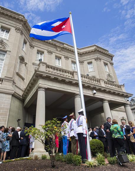 Bandiera cubana issata sull'ambasciata a Washington © EPA