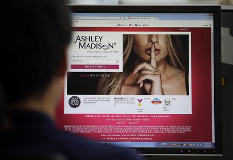 Ashley Madison sotto tiro hacker, colpito il sito dei coniugi infedeli © AP