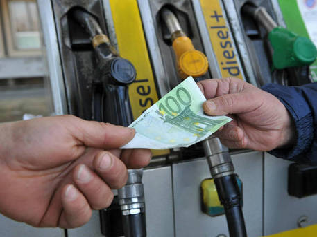 Cgia, costo del petrolio più basso, ma benzina più cara del 30% sul 2008 © Ansa