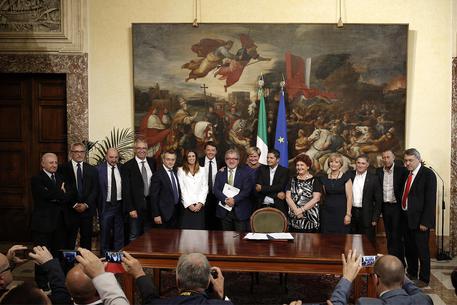Foto di gruppo a Palazzo Chigi durante la firma dell'accordo su Whirlpool © ANSA
