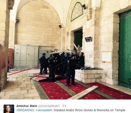 Agenti israeliani all’ingresso della moschea di di Al-Aqsa a Gerusalemme (Foto dal profilo twitter di @AmichaiStein1) © Ansa