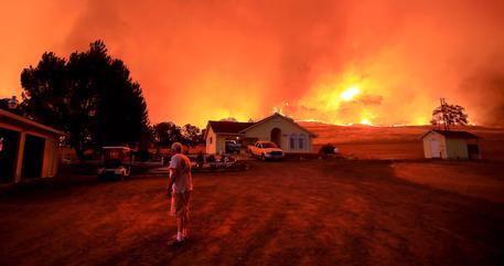 Vasti incendi in California, muore pompiere © AP