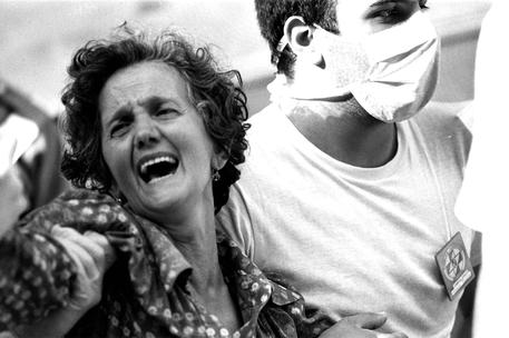Una donna piange mentre viene soccorsa dopo la strage di Bologna del 2 agosto 1980 © ANSA