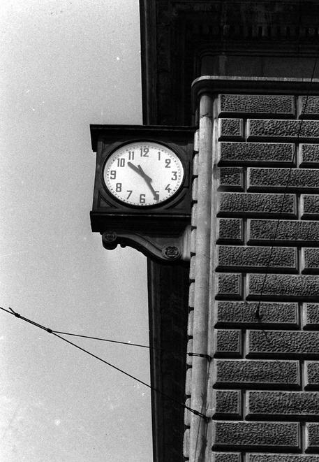 L'orologio all'esterno della stazione di Bologna fermo sulle 10.25, l'ora della strage. © ANSA