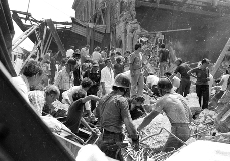 Il recupero delle salme della strage di Bologna del 2 agosto 1980, in una foto d'archivio © ANSA
