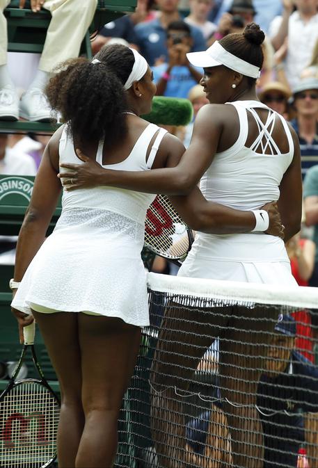 Serena e Venus Williams oggi a Wimbledon Serena vince il derby delle Williams del 2015 © AP