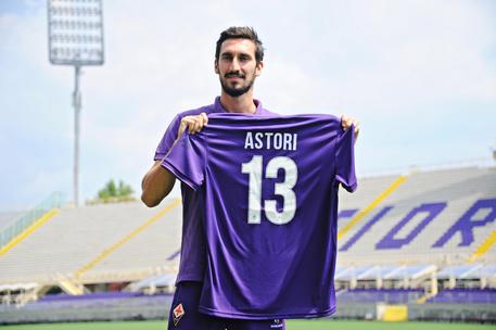 Davide Astori con la maglia della Fiorentina, era l'11 agosto del 2015 © ANSA 