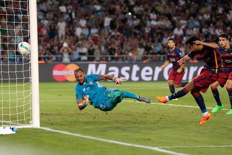 Pedro segna al Siviglia il gol del 5-4 al Siviglia e il Barcellona vince la Supercoppa Europea © AP