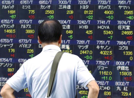 Pannello elettronico nella Borsa di Tokyo © AP